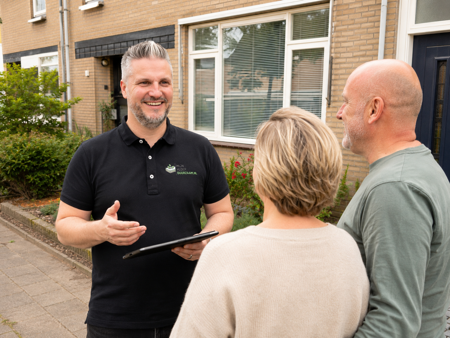 Vloeradviseur in gesprek met bewoners voor de deur van hun woning