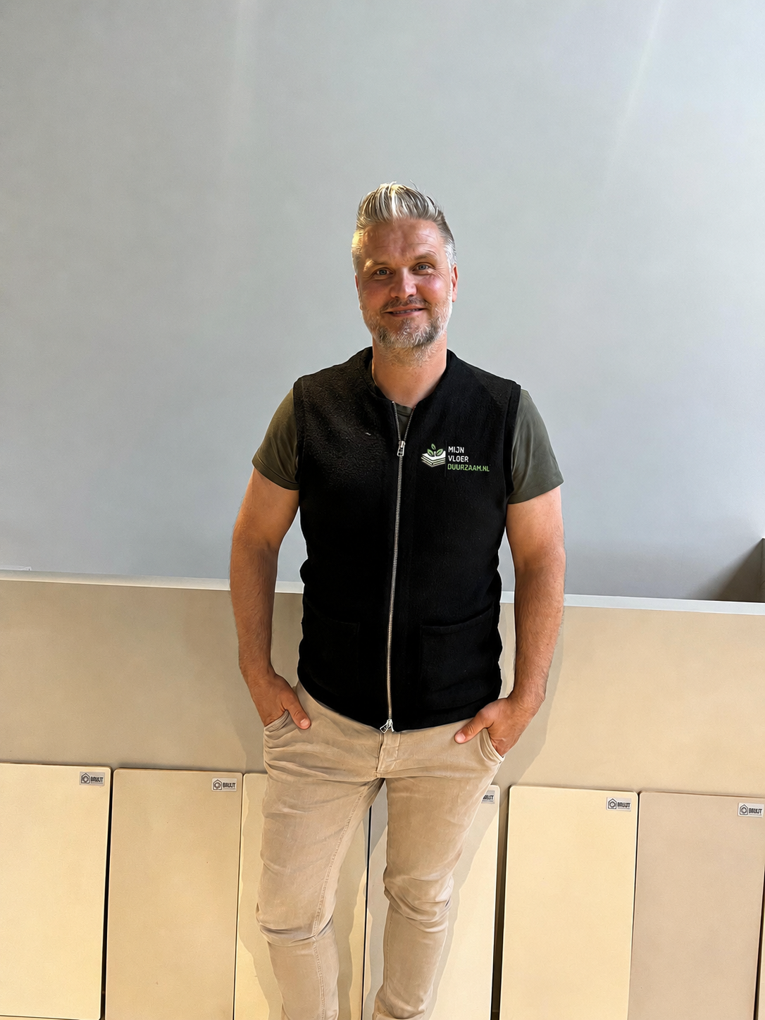 Vloerspecialist beoordeelt bestaande dekvloer op locatie