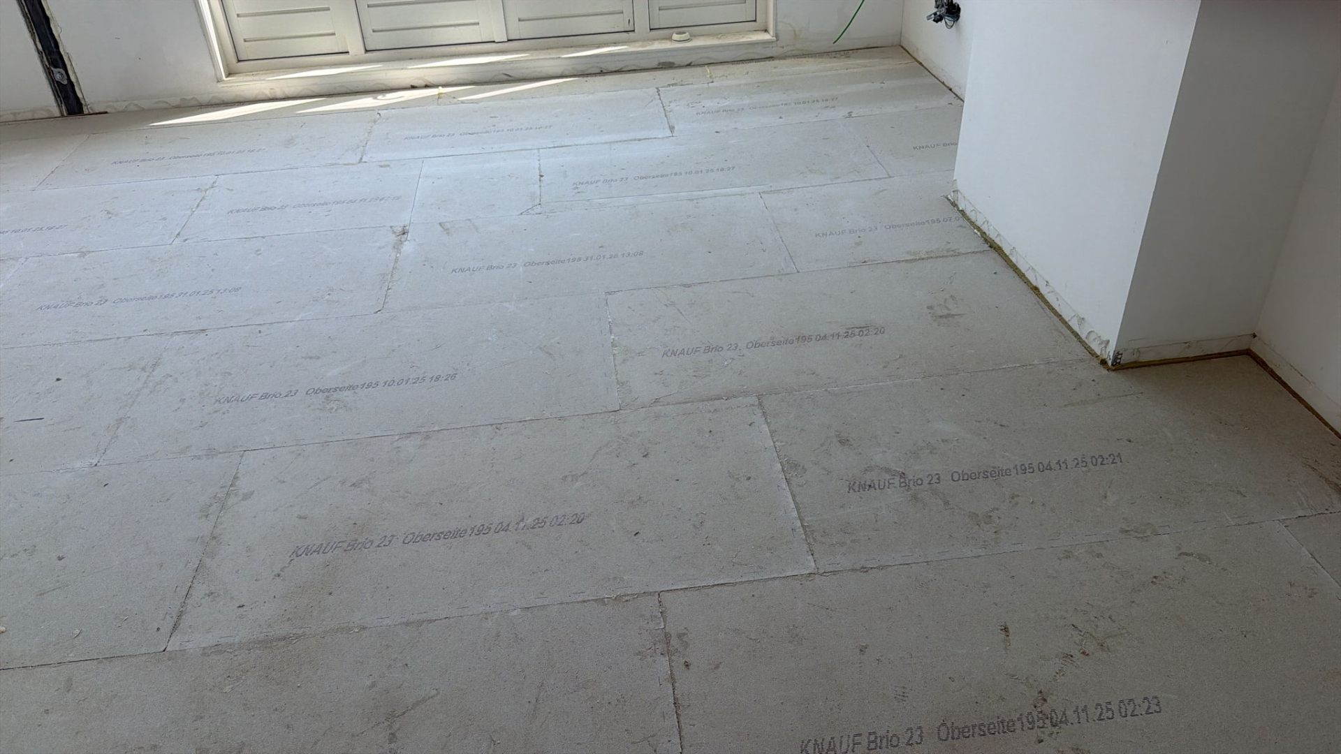 Gelegde Knauf Brio W23 platen op een houten balklaag in een renovatieruimte