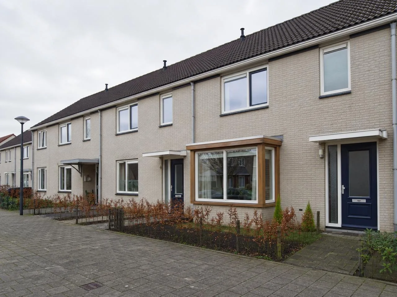 Vinex tussenwoning Almere '89, lichte baksteen, houten erker