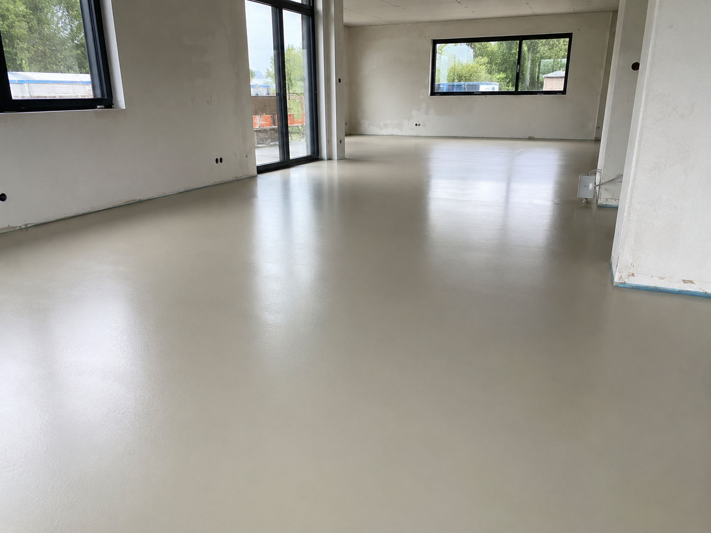 Anhydriet dekvloer rond vloerverwarmingsbuizen, jaren '70 woning Eindhoven