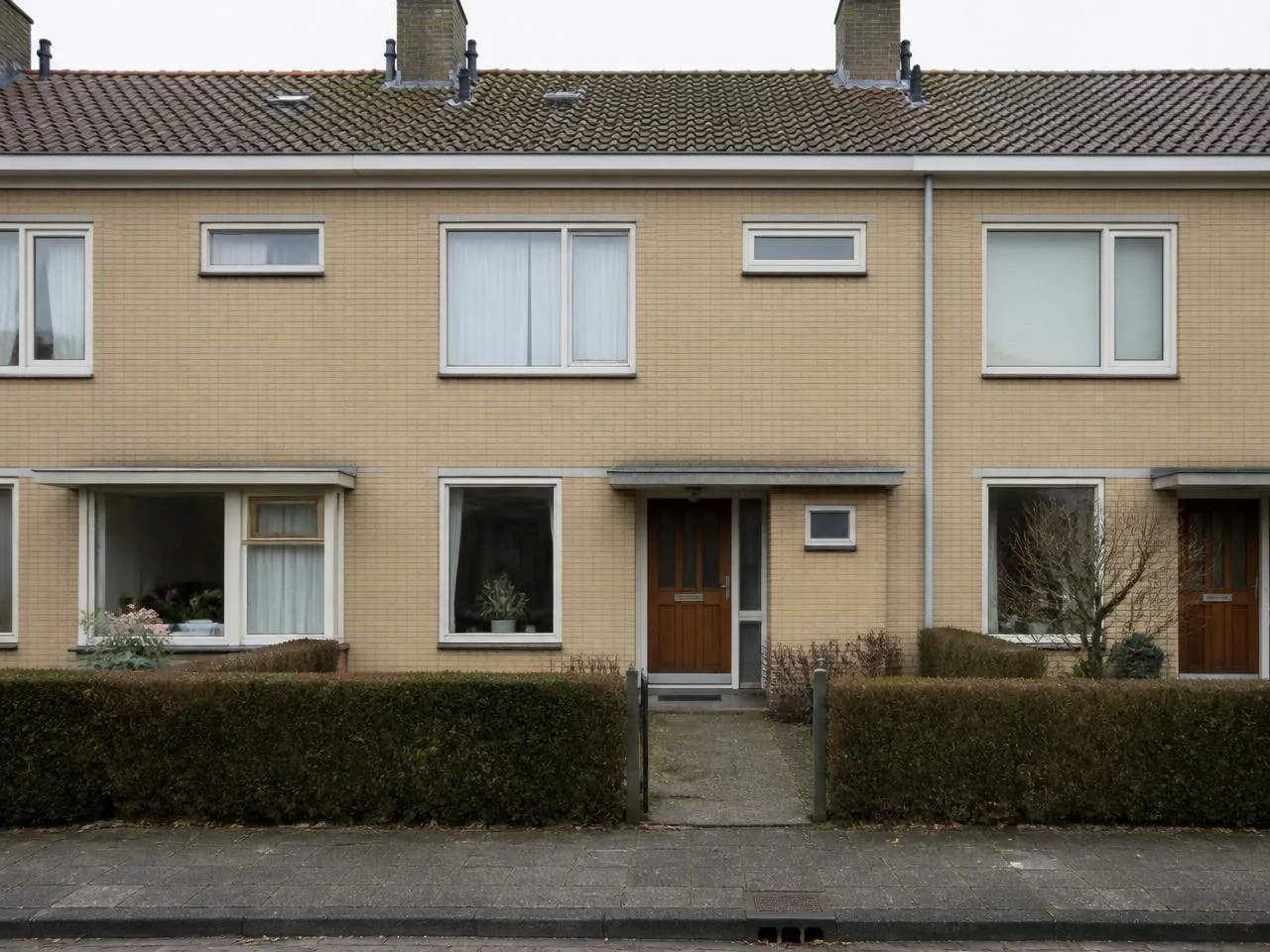 Naoorlogse wederopbouw portiekwoning Haarlem, lichte gele baksteen, houten voordeur