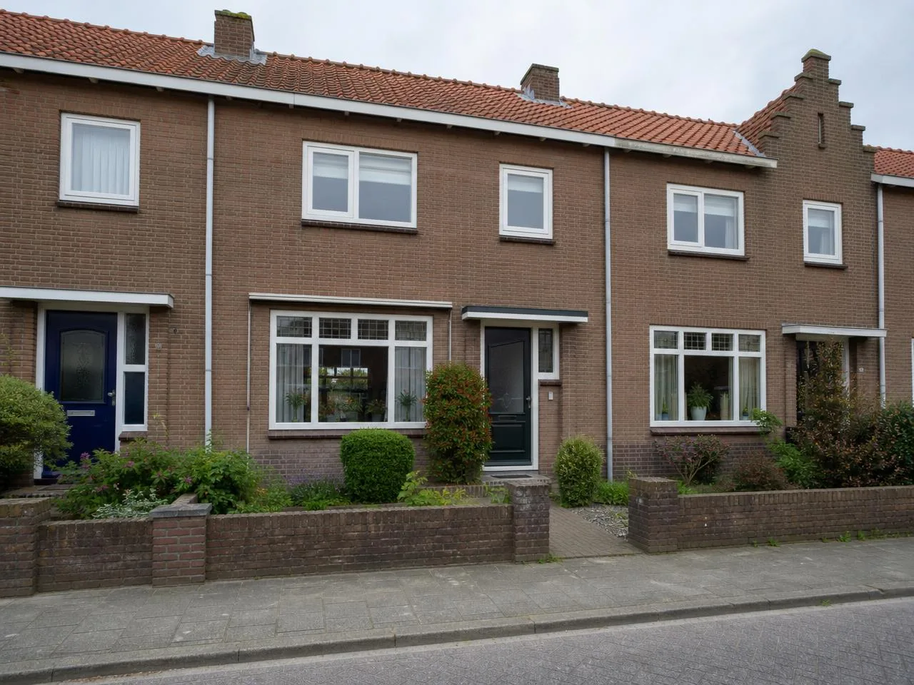 Jaren '80 tussenwoning Middelburg, rode Zeeuwse pannen, witte kozijnen