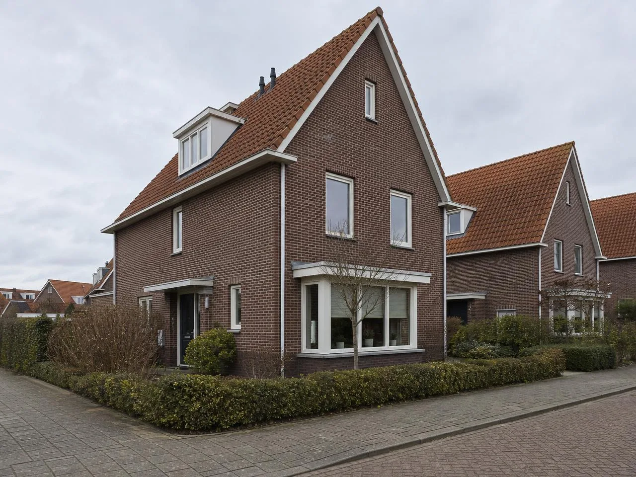 Jaren '90 Vinex woning Nijmegen, rood-bruine baksteen, dakkapel, erker