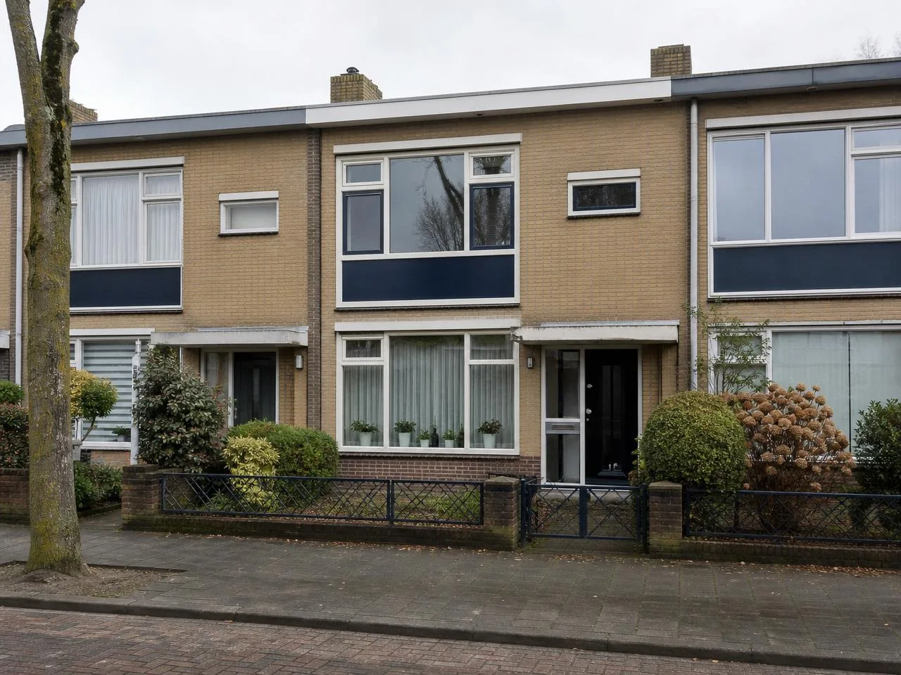 Jaren '70 rijtjeswoning Rotterdam-Zuid, gele verblendsteen, plat dak